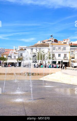 Brunnen in Babynahrung Platz mit einer Statue von Infante Dom Henrique und Stadt Gebäude an der Rückseite, Lagos, Algarve, Portugal, Europa. Stockfoto