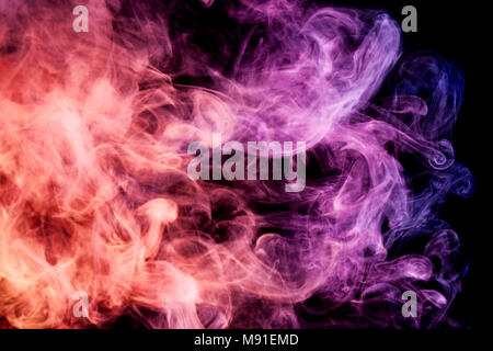 Dichten bunten Rauch von blau, pink und orange Farben auf einem schwarzen Hintergrund isoliert. Hintergrund der Rauch vape Stockfoto