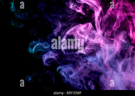 Dichten bunten Rauch von blau, rosa Farben auf einem schwarzen Hintergrund isoliert. Hintergrund der Rauch vape Stockfoto