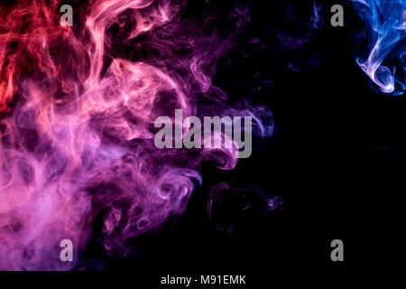 Dichten bunten Rauch von blau, rosa und roten Farben auf einem schwarzen Hintergrund isoliert. Hintergrund der Rauch vape Stockfoto