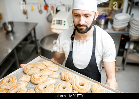 Bäcker mit Fach voll mit süßem Gebäck Stockfoto