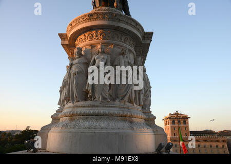 Detaillierte Darstellung der Schnitzereien auf der Basis eines Denkmals der Altare della Patria in Rom Italien Stockfoto