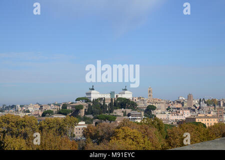 Altare della Patria hoch am Horizont in der Ferne auf dem Aventin in Rom, Italien Stockfoto