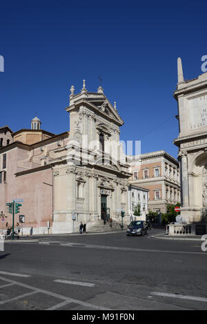 Die Barockkirche Santa Maria della Vittoria in der Via Venti Juin und die Ecke von Santa Susanna in Rom, Italien Stockfoto