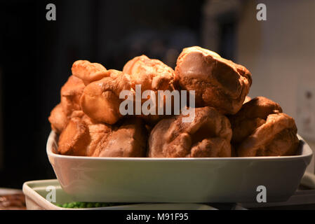 Schüssel gekochten Yorkshire Puddings für einen traditionellen Braten Abendessen Stockfoto