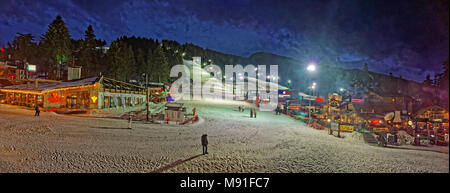 Nachtskilauf panorama Borovets Ski Resort, in der Nähe von Samokov, Targovishte, Bulgarien. Stockfoto