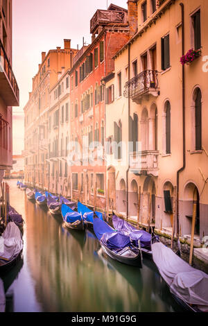 Wunderschönen engen Kanal mit seidigen Wasser in Venedig, Italien Stockfoto