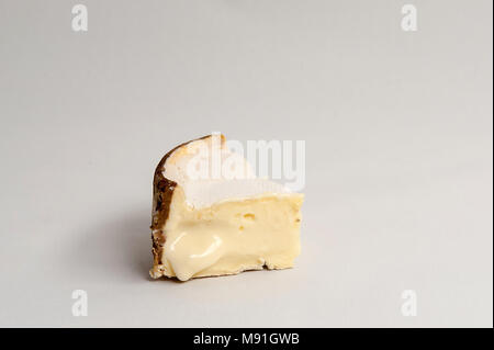 Du Vacherin Mont d'Or ist eine klebrige reichen und mächtigen Kuhmilch Käse aus der Französischen Alpen. Stockfoto