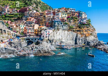 Dorf von Manarola mit Fähre, Cinque Terre, Italien Stockfoto