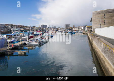 Boote im Sutton Harbour, Plymouth, Großbritannien. Stockfoto