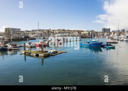 Boote im Sutton Harbour, Plymouth, Großbritannien. Stockfoto