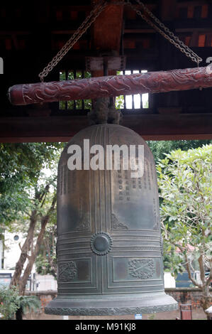 Der Tempel der Literatur ist konfuzianische Tempel, war früher ein Zentrum des Lernens in Hanoi. Riesige bronzene Glocke. Hanoi. Vietnam. Stockfoto