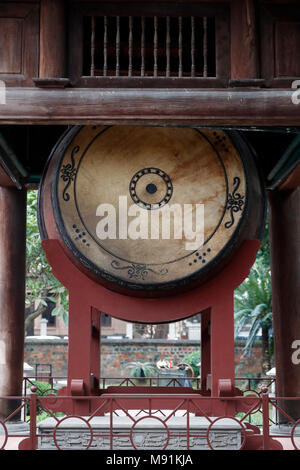 Der Tempel der Literatur ist konfuzianische Tempel, war früher ein Zentrum des Lernens in Hanoi. Riesen Trommel. Hanoi. Vietnam. Stockfoto