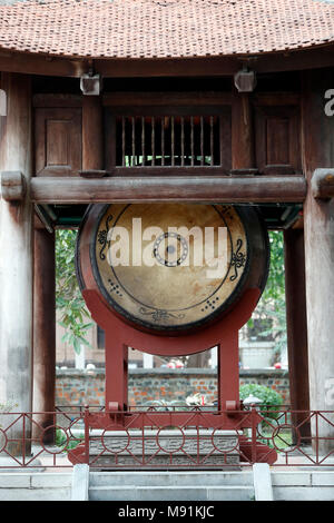 Der Tempel der Literatur ist konfuzianische Tempel, war früher ein Zentrum des Lernens in Hanoi. Riesen Trommel. Hanoi. Vietnam. Stockfoto