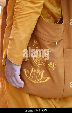 Minh Dang Quang buddhistischer Tempel. Buddhistische Mönch mit seinem Beutel. Ho Chi Minh City. Vietnam. Stockfoto