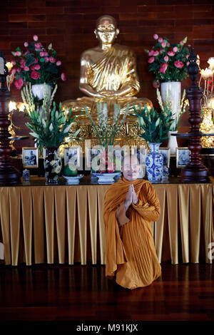 Minh Dang Quang buddhistischer Tempel. Buddhistischer Mönch zu beten. Ho Chi Minh City. Vietnam. Stockfoto