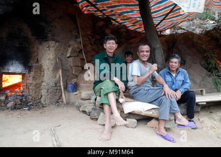 Keramische Dachziegel Fabrik. Backofen. Bac Sohn. Vietnam. Stockfoto