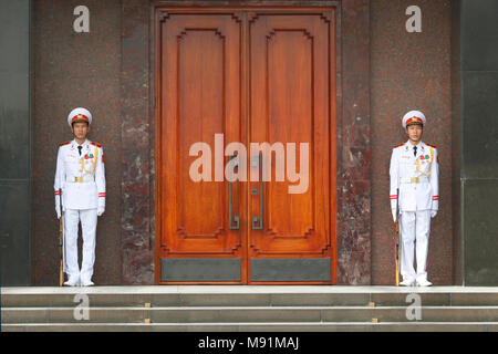 Ho Chi Minh Mausoleum. Wachen am Eingang. Hanoi. Vietnam. Stockfoto