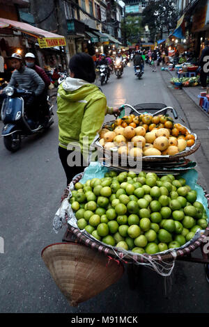 Straßenhändler verkaufen Obst. Hanoi. Vietnam. Stockfoto