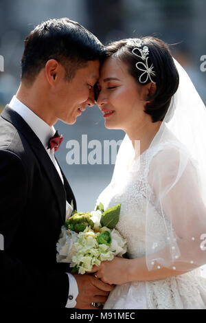 Hochzeit. Braut und Bräutigam holding Strauß Rosen. Hanoi. Vietnam. Stockfoto