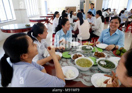 Dominikanische Gemeinschaft von Bien Hoa. Catholc Schwester zum Mittagessen. Vietnam. Stockfoto