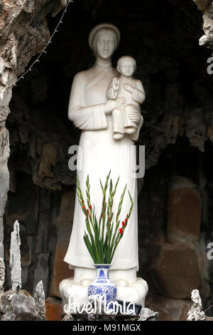 St. Joseph Kathedrale. Unsere Liebe Frau von La Vang. Jungfrau und Kind. Lang Sohn. Vietnam. Stockfoto