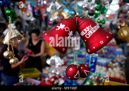 Vietnamesische Leute einkaufen bei Marktplatz Ornament für Weihnachten zu kaufen. Ho Chi Minh City. Vietnam. Stockfoto