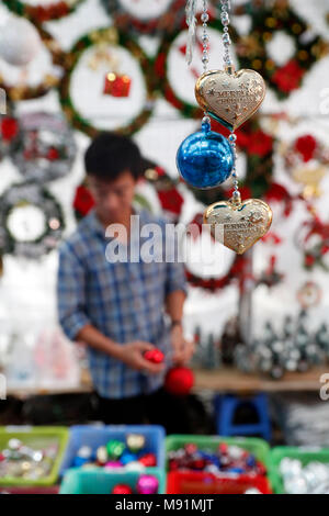 Vietnamesische Leute einkaufen bei Marktplatz Ornament für Weihnachten zu kaufen. Ho Chi Minh City. Vietnam. Stockfoto