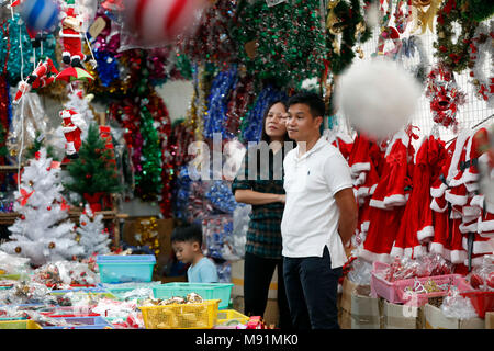 Vietnamesische Leute einkaufen bei Marktplatz Ornament für Weihnachten zu kaufen. Ho Chi Minh City. Vietnam. Stockfoto
