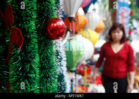 Vietnamesische Leute einkaufen bei Marktplatz Ornament für Weihnachten zu kaufen. Hanoi. Vietnam. Stockfoto