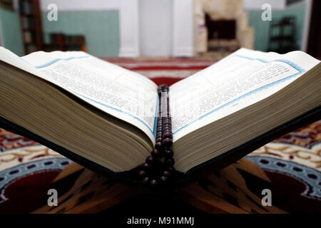 Holy Quran english version und muslimische Gebet Perlen übersetzt. Stockfoto