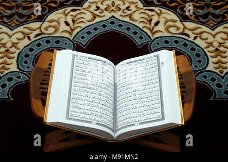 Eine offene Heiligen Quran auf Holz stehen. Stockfoto