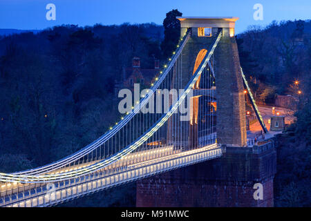 Clifton Suspension Bridge Clifton Bristol Avon England in der Dämmerung Stockfoto