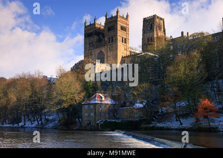 Kathedrale von Durham und Fluss tragen Tyne und tragen England im winter Stockfoto