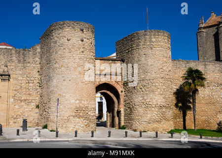 Ronda, Spanien. 19. Januar 2018. Blick auf Almocabar Tor (Puerta de Almocabar) Stockfoto