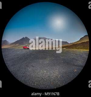 360 Grad - rote Lkw geparkt, die Halbinsel Reykjanes, Island. Stockfoto