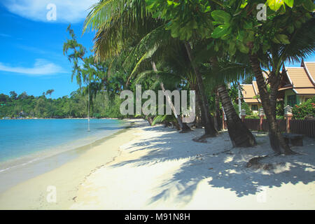 Tropischen weißen Sand, Palmen und blaues Wasser Strand mit Luxus Bungalows auf Koh Chang Stockfoto