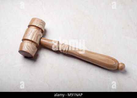 Holz Richter Hammer auf einem Marmor Hintergrund. Stockfoto