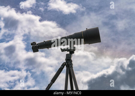 Kamera auf einem Stativ mit einer langen Objektiv, 800 mm. Stockfoto