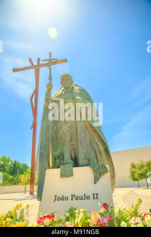 Fatima, Portugal - 15. August 2017: Papst Johannes Paul II. die Statue in der Basilika von Nossa Senhora des Heiligtums von Fatima. Fatima ist einer der bekanntesten Reiseziele für Katholische Wallfahrt. Stockfoto