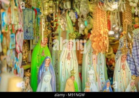 Fatima, Portugal - 15. August 2017: Close-up von Statuen der Gottesmutter zum Verkauf als Souvenirs in der katholischen Wallfahrtsort Heiligtum von Fatima in Portugal. Stockfoto