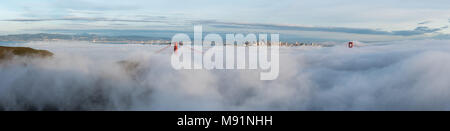 San Francisco Bay Area durch dichte Wolken mit blauem Himmel bedeckt Stockfoto