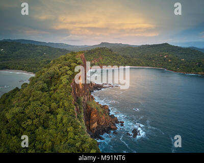 Ocean Bay um Felsen Antenne drone Blick auf Sonnenuntergang Stockfoto