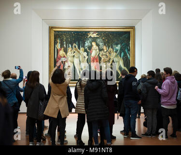 Florenz. Italien. Galerie der Uffizien. Besucher die Allegorie des Frühlings Malerei von Sandro Botticelli (C. 1482). Galleria degli Uffizi. Stockfoto