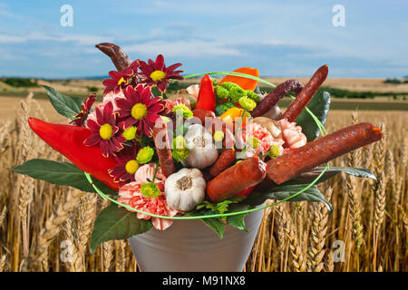 Die Zustellung der Blumen in der Vase mit Susages Stockfoto