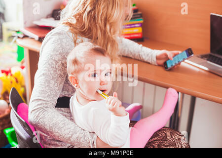 Freiberuflich arbeitete Mama mit baby Stockfoto