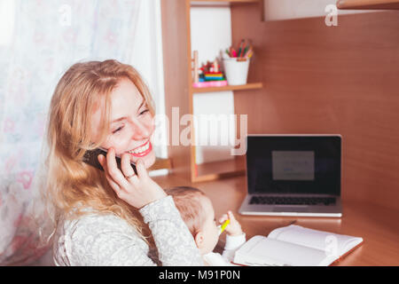 Freiberuflich arbeitete Mama mit baby Stockfoto