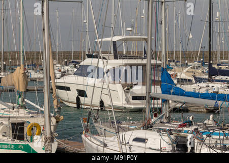 Ein 'Prestige 560' in Dun Laoghaire Marina. Stockfoto