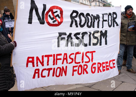 Tausende Menschen versammelten sich im Zentrum von London, im März gegen Rassismus nationalen Demonstration aus Protest gegen die dramatische Anstieg der Rasse ähnliche Angriffe. Stockfoto