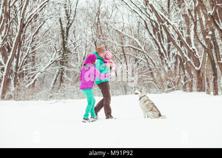 Familie mit Hund im Freien Stockfoto